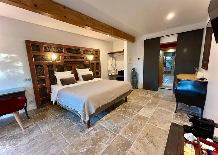 L Amourier chambres charme et confort avec Jacuzzi ou baignoire XXL